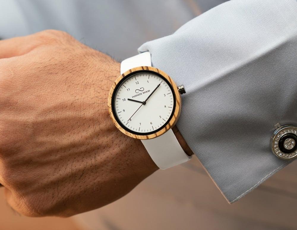 صناعة ساعات خشبية