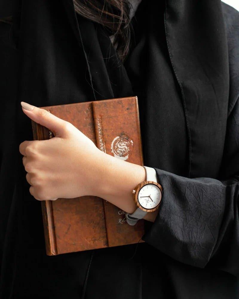 ساعات نسائية هدايا فاخرة: ساعات خشبية تجمع بين الأناقة والطبيعة