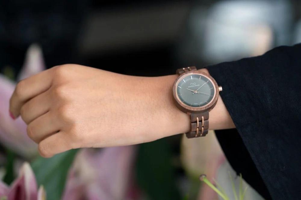 أناقة تفصيلها بيدك: ساعات نسائية قابلة للتخصيص بكل ذوق