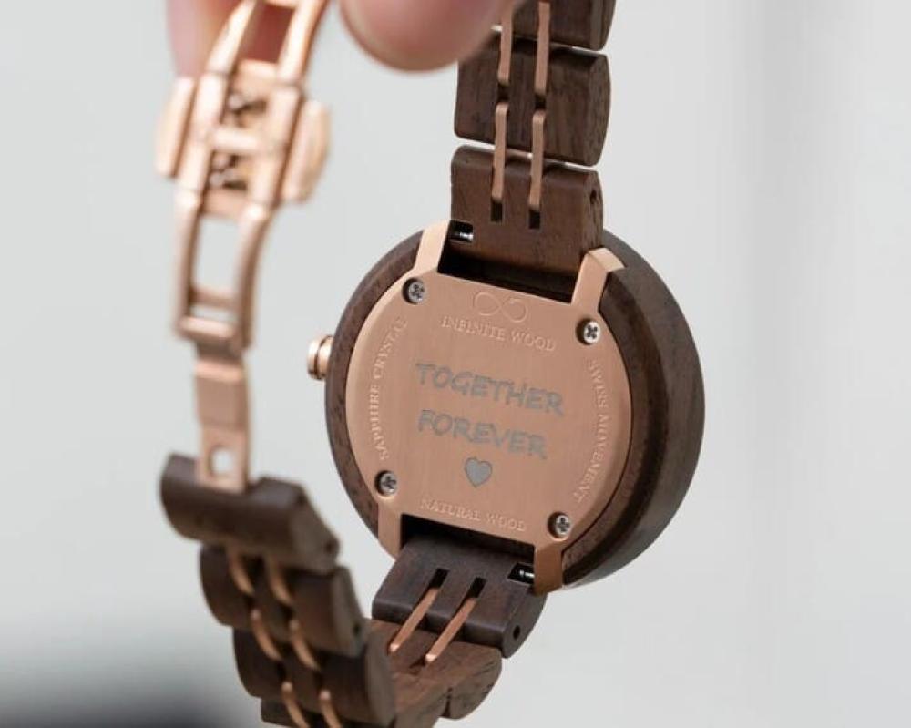 الفرق بين ساعات نسائية بحزام معدني وأحزمة جلدية