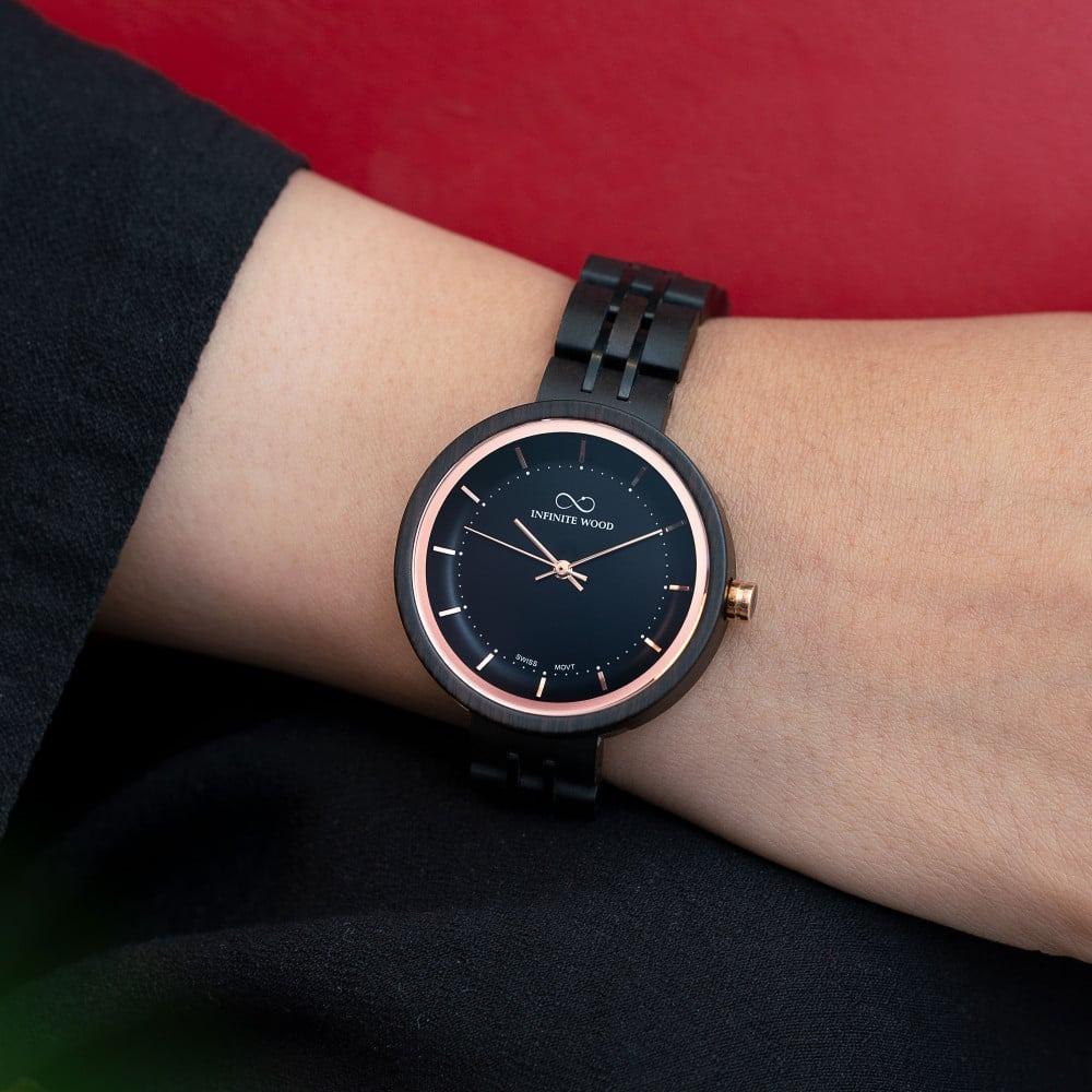 تصميم ساعات خشبية حسب الطلب