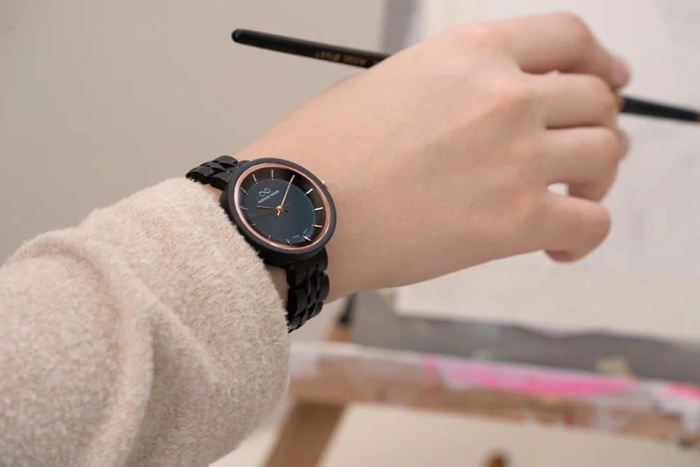 ساعات نسائية بتقنية ذكية بتصميم خشبي فاخر