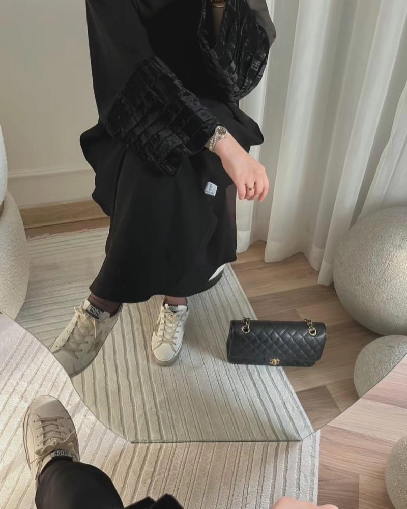 كريب ملكي +مخمل مكسر +طرحة