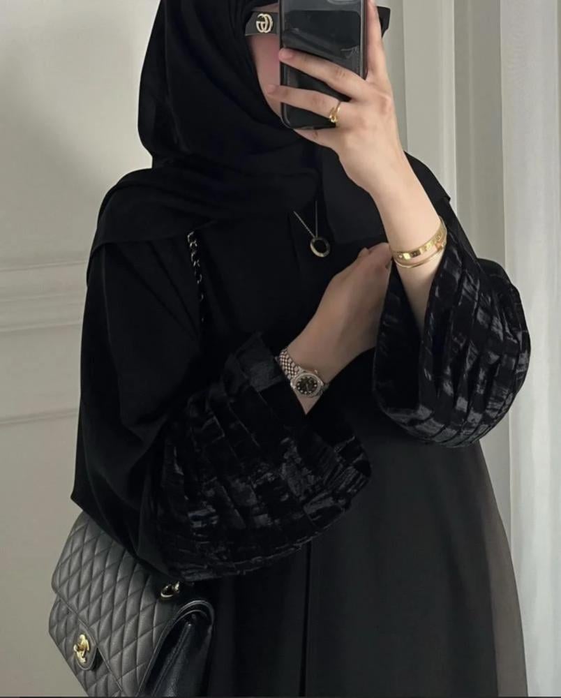 كريب ملكي +مخمل مكسر +طرحة