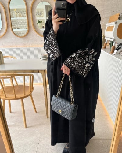 القماش كريب ملكي + طرحة .