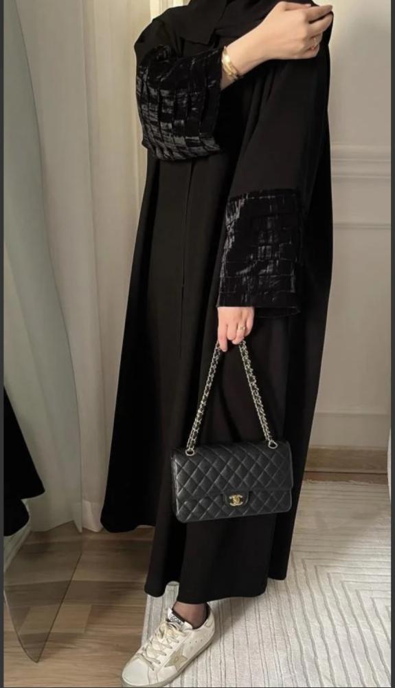 كريب ملكي +مخمل مكسر +طرحة