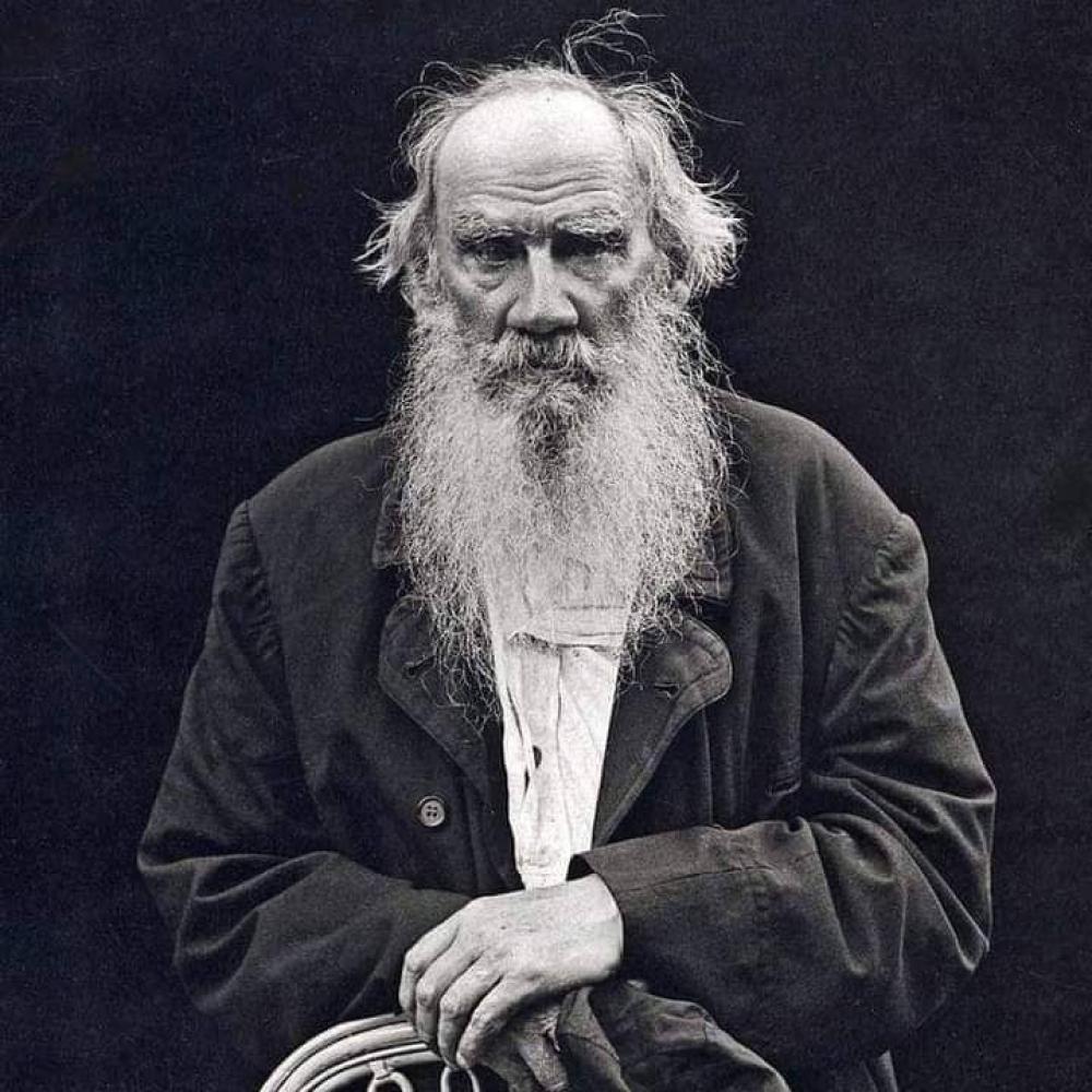 كل العائلات السعيدة تتشابه: تشريح الحب والمجتمع مع تولستوي