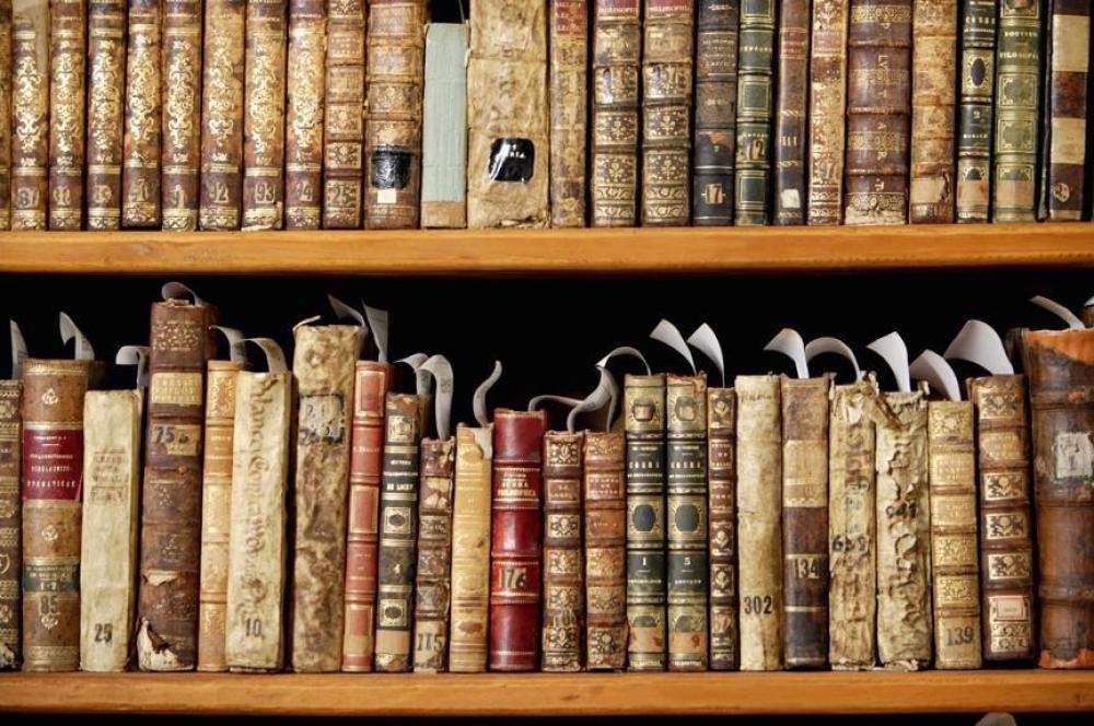 أسرار عالم اقتناء الكتب القديمة.