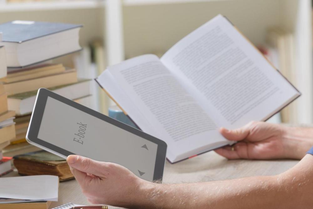 القراءة الورقية أم الإلكترونية؟ أيهما أفضل؟