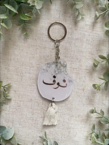 ميدالية مفاتيح شكل مشطوف موف وفضي