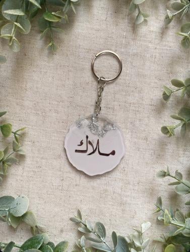 ميدالية مفاتيح شكل متعرج موف وفضي