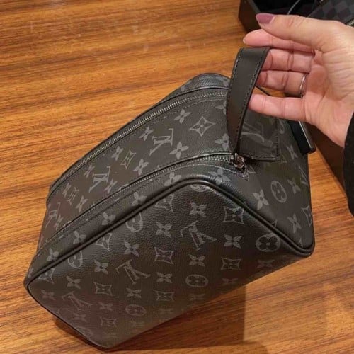 شنطة يد رجاليه من لويس فيتون LV