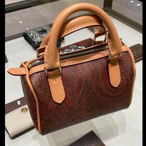 شنطة نسائية من ايترو etro