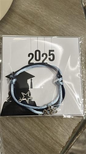 اساور 2025 مع ثيم التخرج