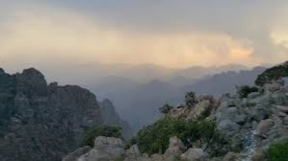 How is mountain rain formed and its effect on temperature?