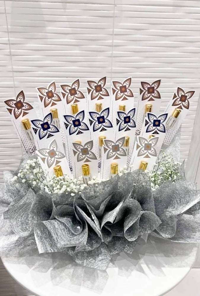 توزيعات مسك أبيض مع ورد