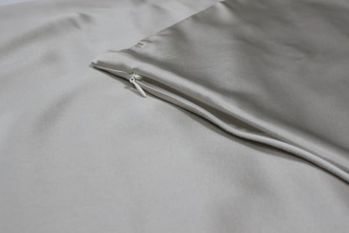 غطاء وسادة من حرير التوت الطبيعي 100٪ باللون الفضي