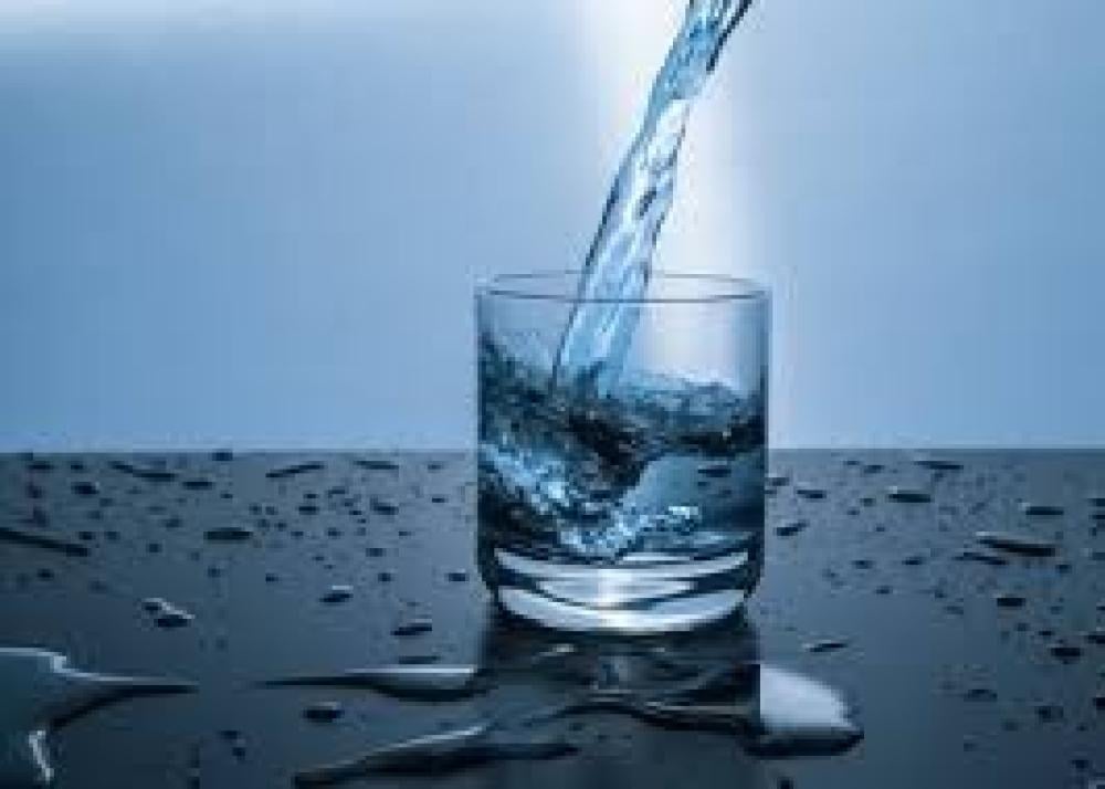 أهمية شرب الماء في تحسين وظائف الدماغ والتركيز العقلي