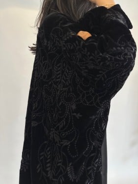 عباية مخمل اسود مع تطريز أسود وعسلي