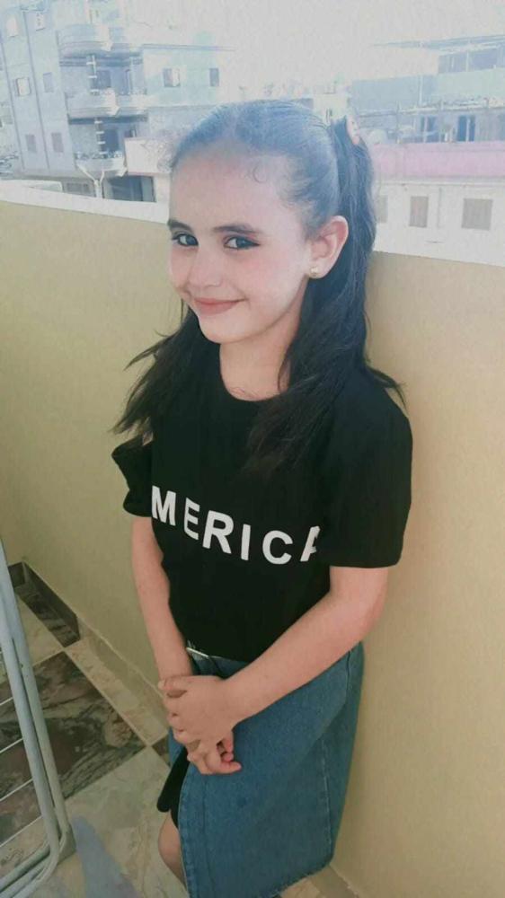 فستان أسود مع تنورة جينز بحزام