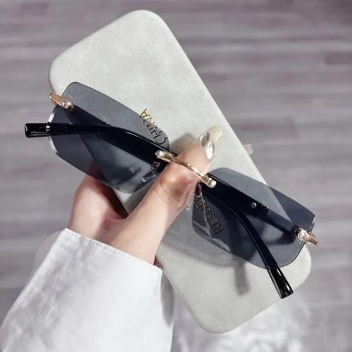 نظارات شمسية بدون إطار بتصميم مربع