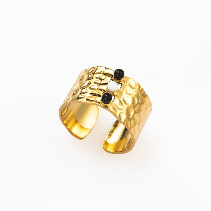 خاتم ذهبي اسودوابيض من Rony&Qafa