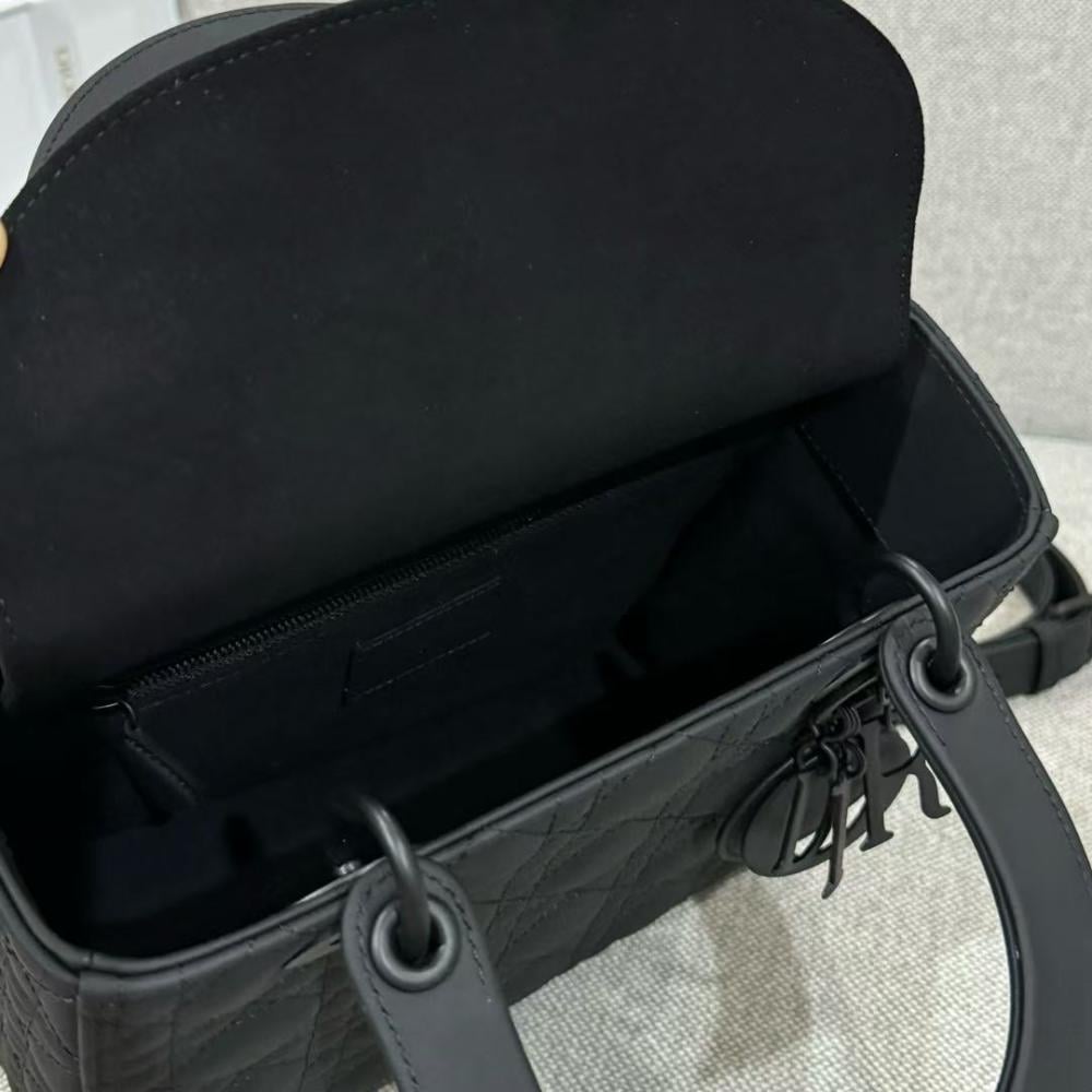 شنطة ليدي ديور Medium مقاس 24cm
