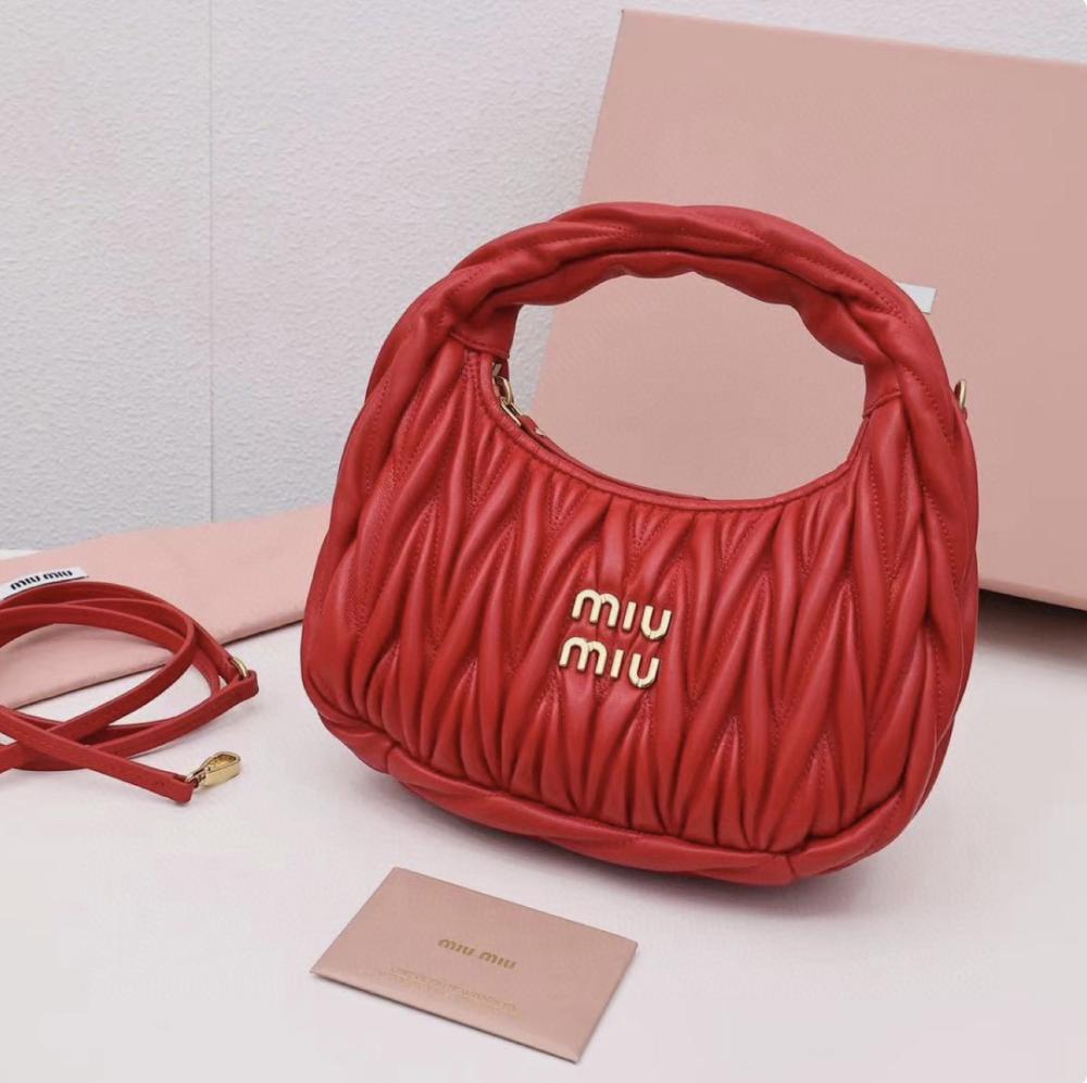 شنطة Miu Miu Wander matelassé leather hobo bagمقاس:20cm