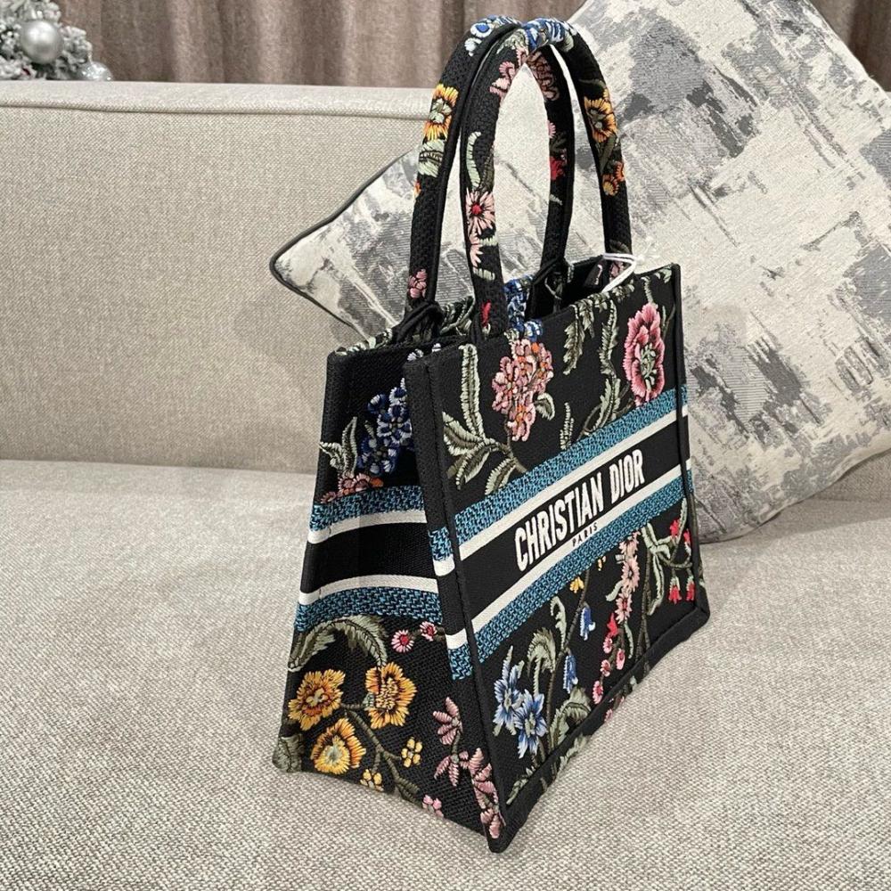 شنطة ديور Small Dior Book Tote مقاس 26.5 cm