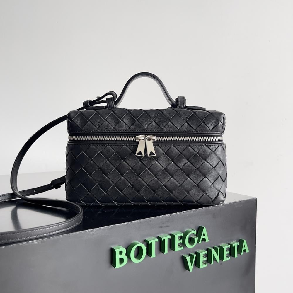 شنطة بوتيغا Bang Bang Vanity