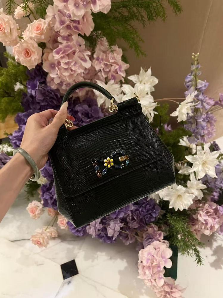 شنطة دولتشي اند غابانا اللون الاسود Medium Sicily handbagمقاس 20cm