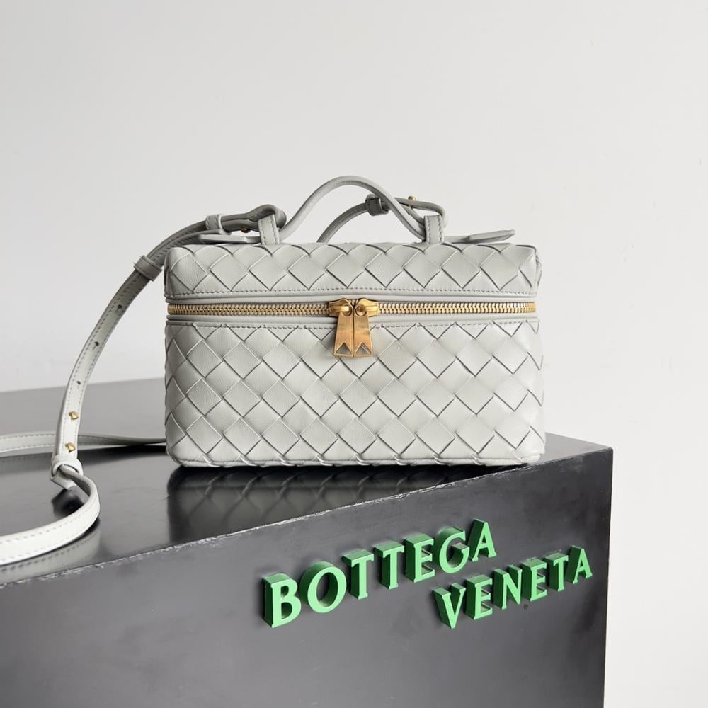 شنطة بوتيغا Bang Bang Vanity