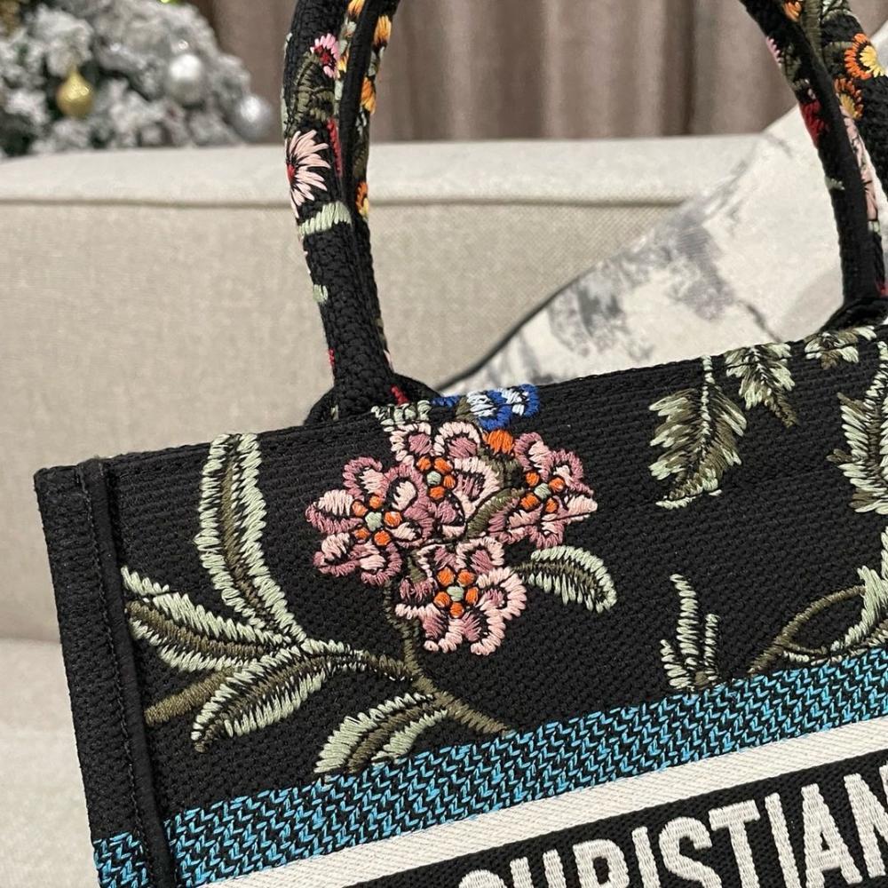 شنطة ديور Small Dior Book Tote مقاس 26.5 cm