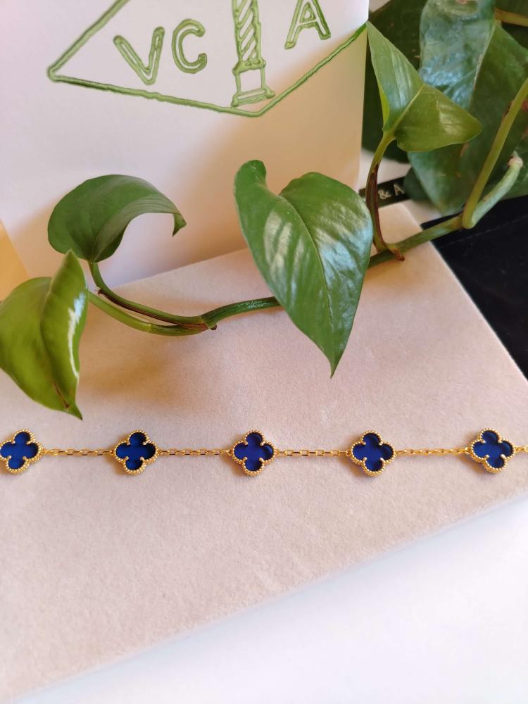 اسوارة فان كليف كحلي شفاف