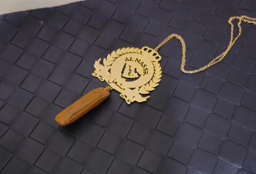 تعليقة سياره مع شعار النصر