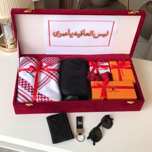طقم رجالي لويس. شماغ.شنطه يد. بوك. نظاره. ميداليه