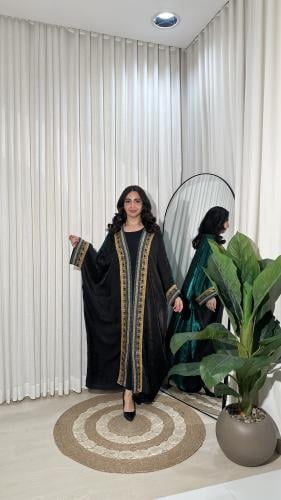 جلابية بشت بلونين بأطراف مطرزة