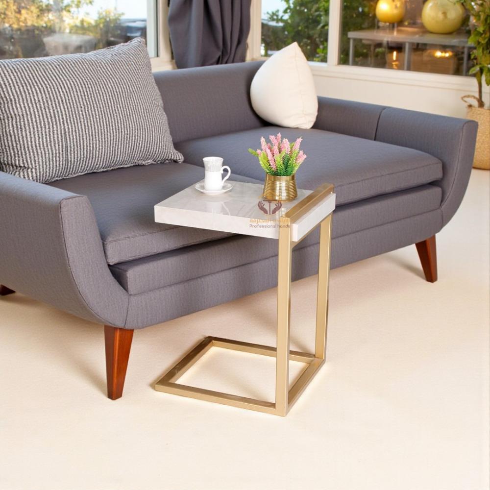 طاولة خدمة قاعدة حديد لون ذهبي وسطح خشب لون بيج