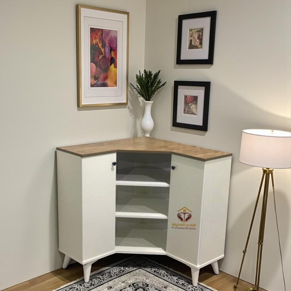 ركن كافي زاويه ابيض وسطح خشبي