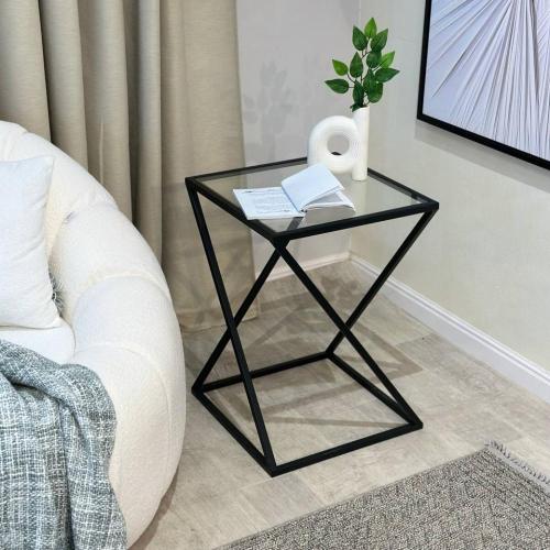 زاوية حديد اسود بسطح زجاج شفاف
