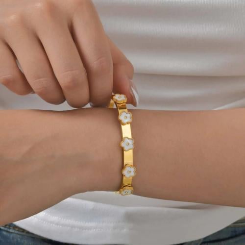 سوار زهور اللؤلؤ الذهبي – لمسة أنوثة راقية