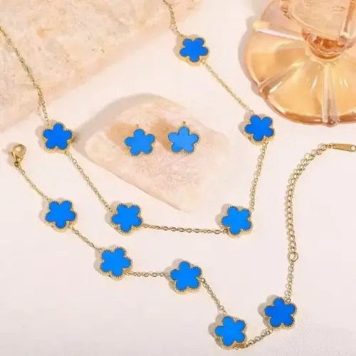 طقم زهرة نسائي فاخر (قلادة + أسورة + حلق) – 5 ألوان