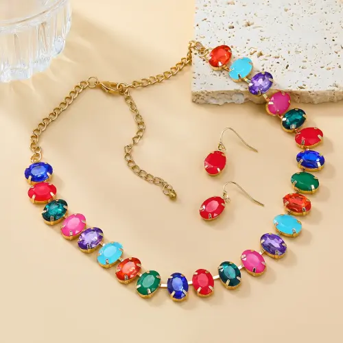 قلادة كريستال ملونة بتصميم فاخر