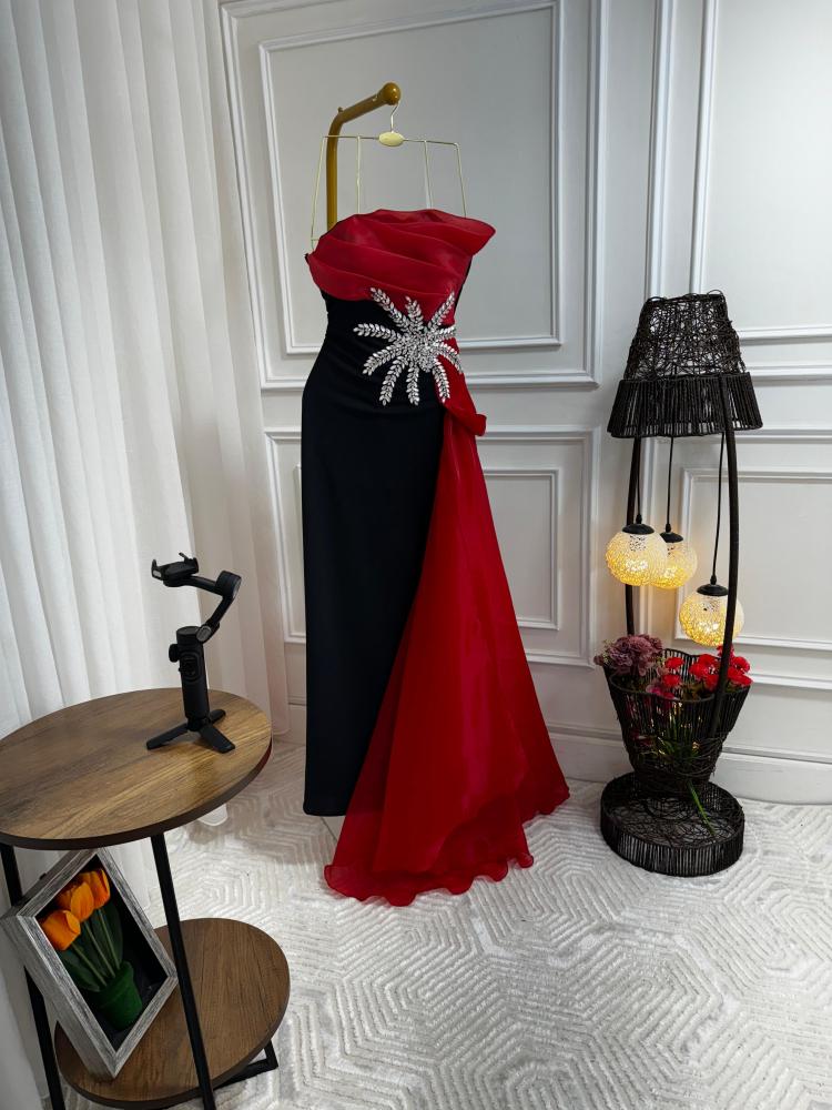 فستان مطرز على الخصر