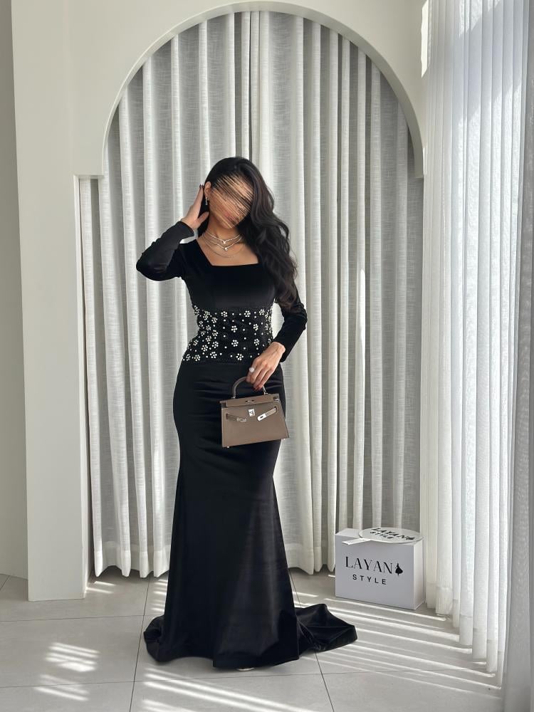 فستان اسود مخمل