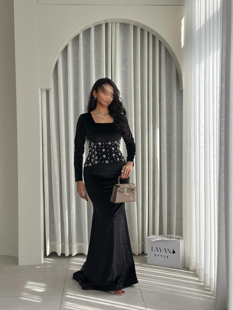 فستان اسود مخمل