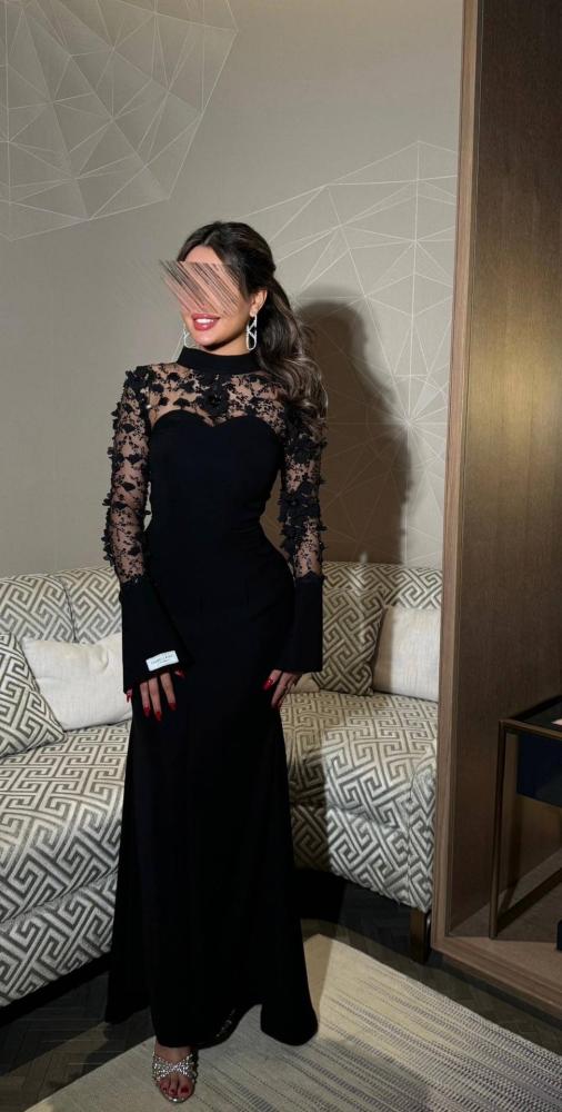 فستان اسود مورد