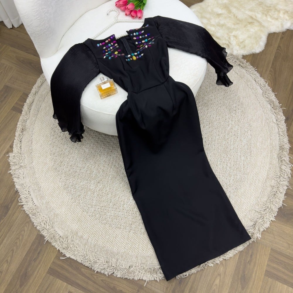 فستان اسود وانيق مطرز