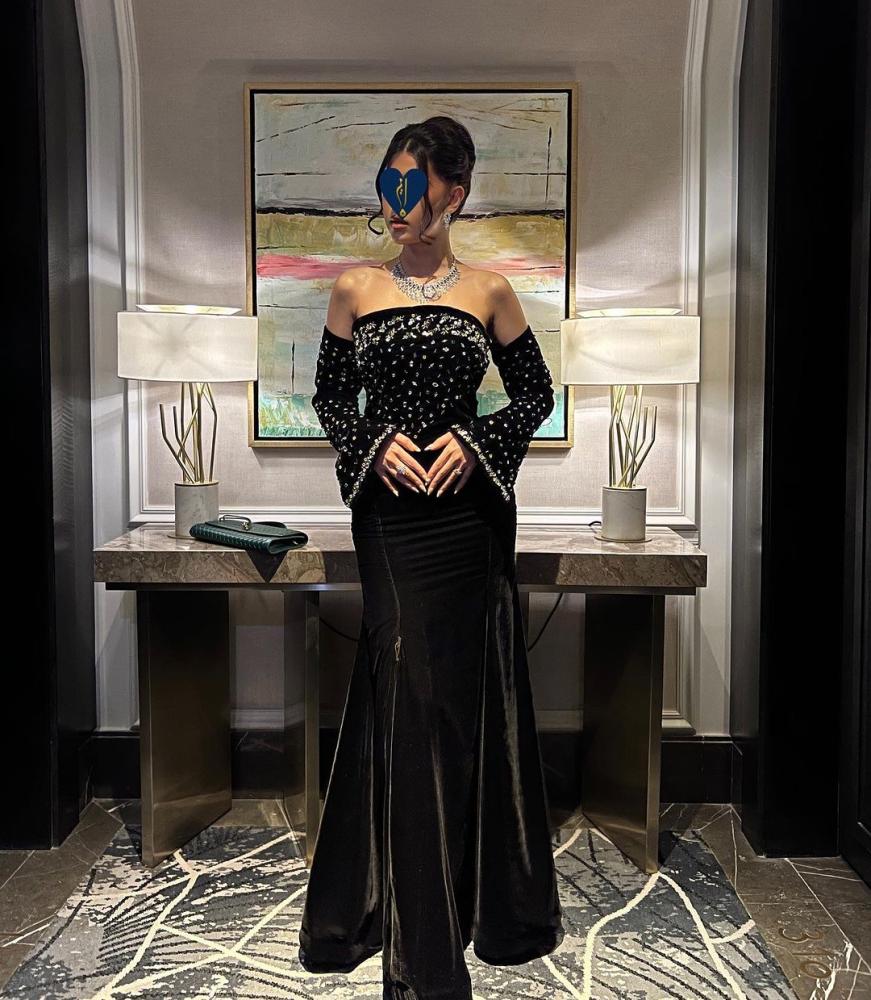 فستان اسود مخمل بتطريز يدوي