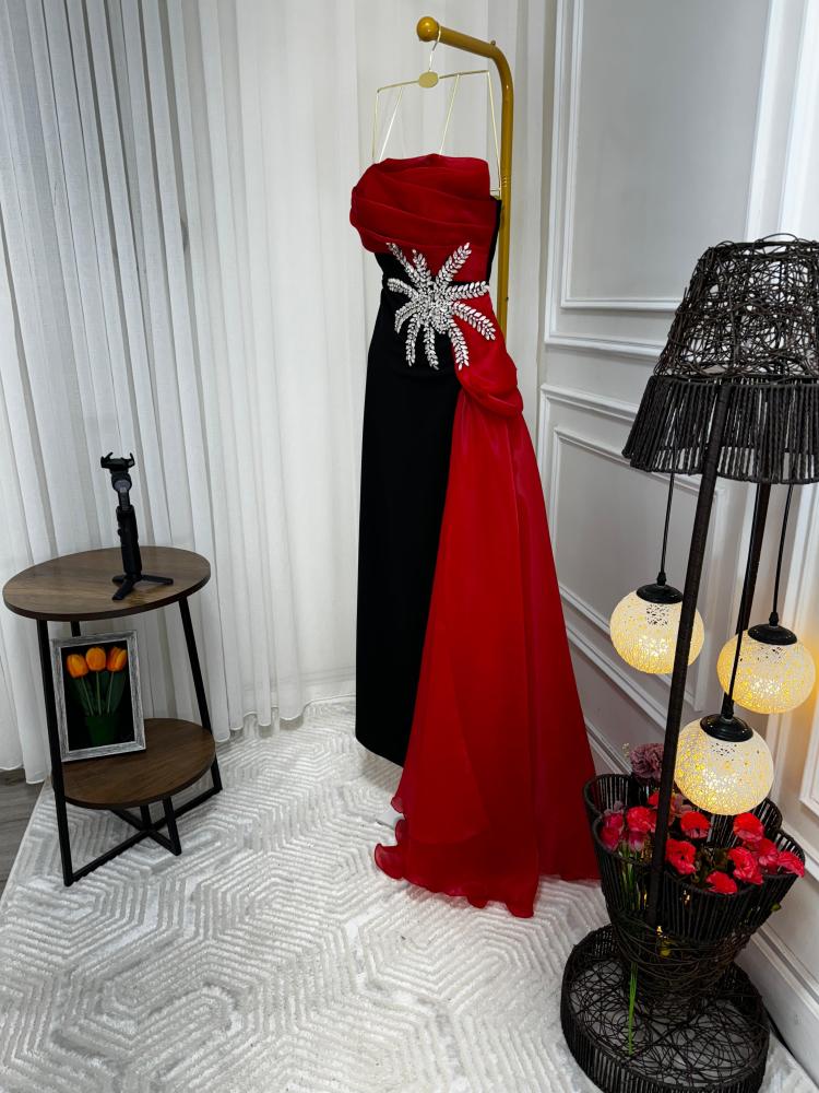 فستان مطرز على الخصر